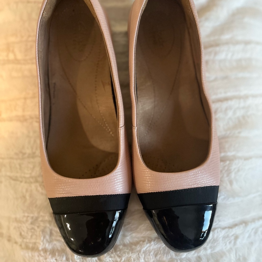 Clarks brand flats in excellent used condition